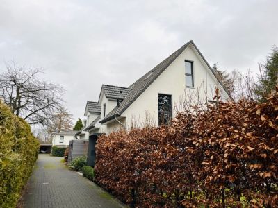 Neubau eines Doppelhauses und eines Einfamilienhauses auf einem rückwärtigen Grundstück