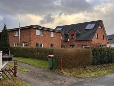 Neubau von einem Einfamilienhaus und einem Doppelhaus