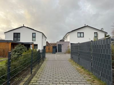 Sanierung eines Einfamilienhauses und Neubau von zwei Einfamilienhäusern auf dem hinteren Grundstück